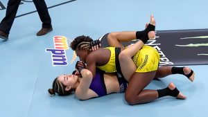 Lutadora radicada em Varginha domina o combate